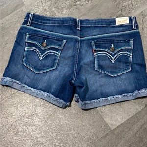Levi’s denim shorts, contrast stitching on pocket